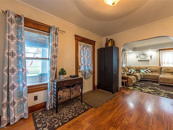 2nd image of 418 New Fourth St