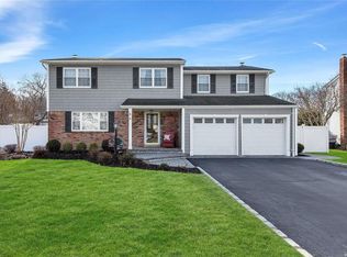 8 Sherry Ln, Hauppauge, NY 11788