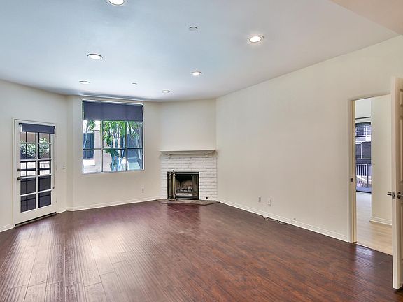 3rd image of 720 Huntley Dr APT 105