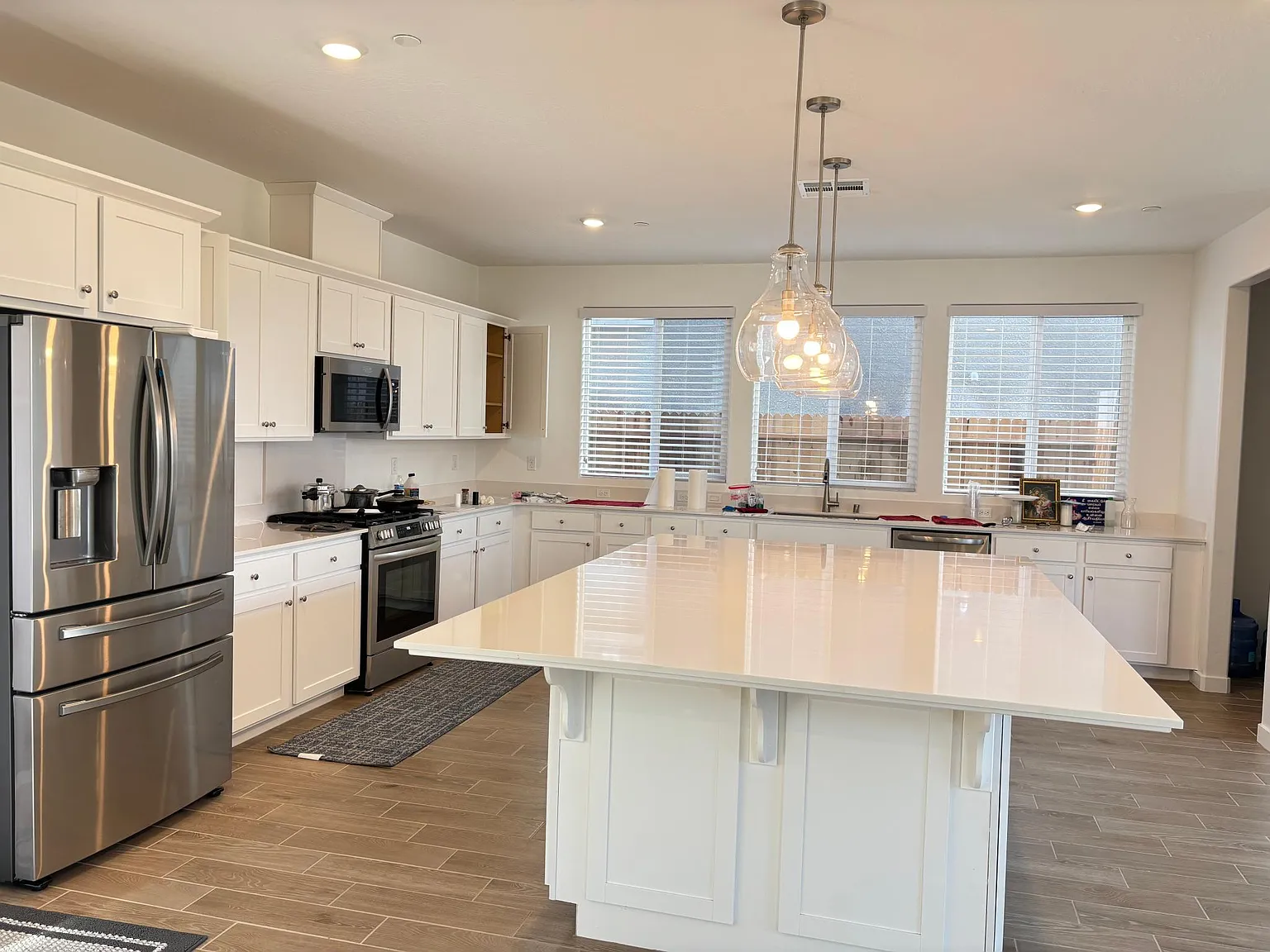 5 bed, 3240 sqft, $3,300 — Photo 3