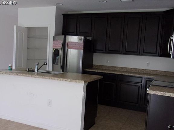 4th image of 582 SW Millard Dr