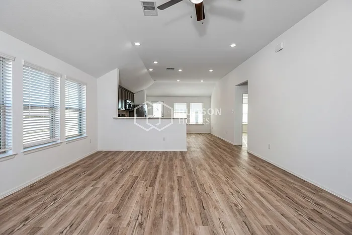 4 bed, 2.0 bath, 1872 sqft, $2,020 — Photo 4