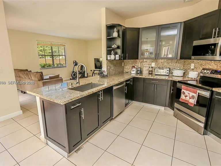 4612 NW 94th Ct — Photo 8