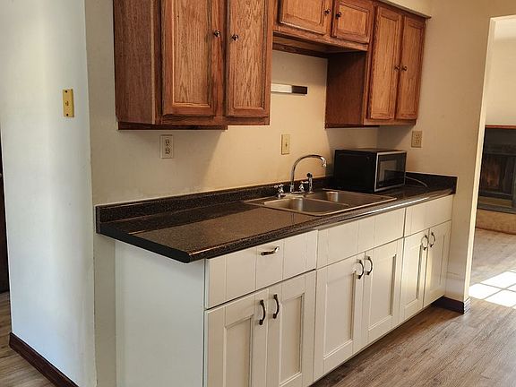 3rd image of 211 Greenbrier Ave