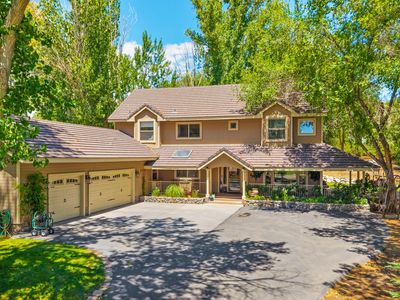 7435 Shadow Ln, Sparks, NV, 89434