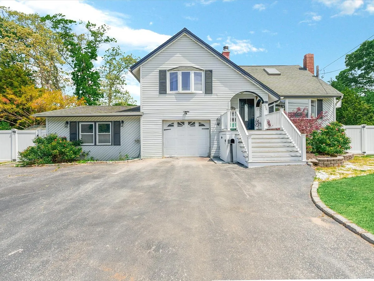 N Alleghany Ave, Lindenhurst — Photo 1
