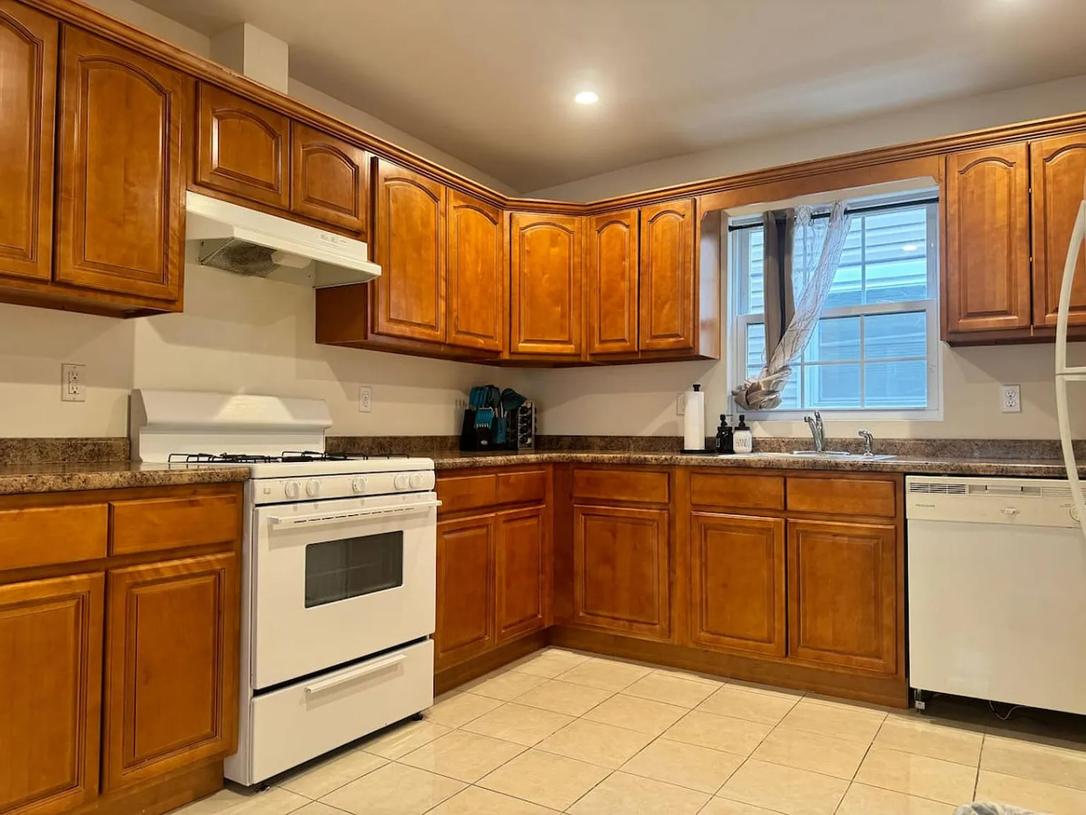3 bed, 2.0 bath, 1600 sqft, $1,637 — Photo 3
