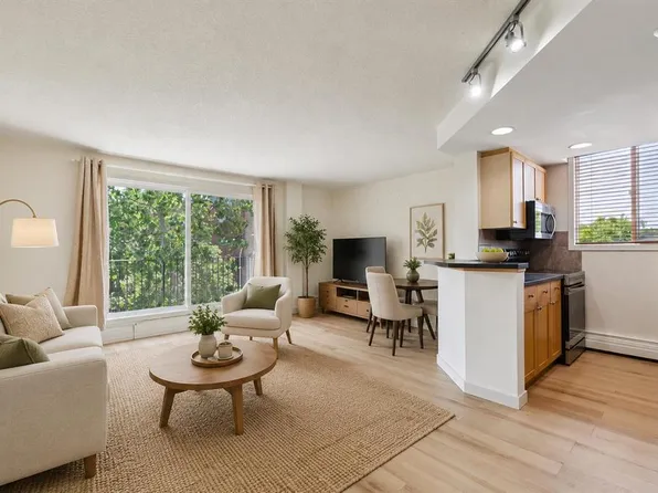340 S 4th Ave NE #405, Calgary, AB T2E 0J3
