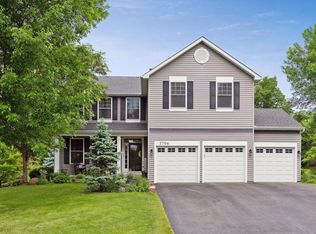 2706 Simons Dr, Chaska, MN 55318