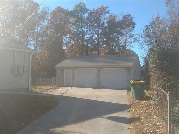 3rd image of 3201 Evergreen Ave