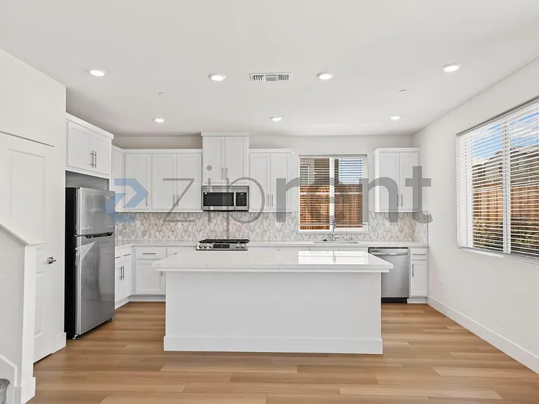 5545 Oberon Ave — Photo 9