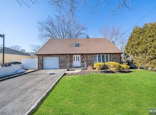 513 Green Valley Rd, Paramus, NJ 07652