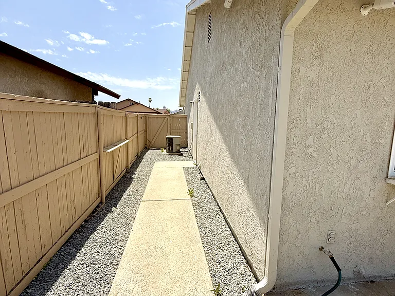 2382 Carlsbad Cir — Photo 31