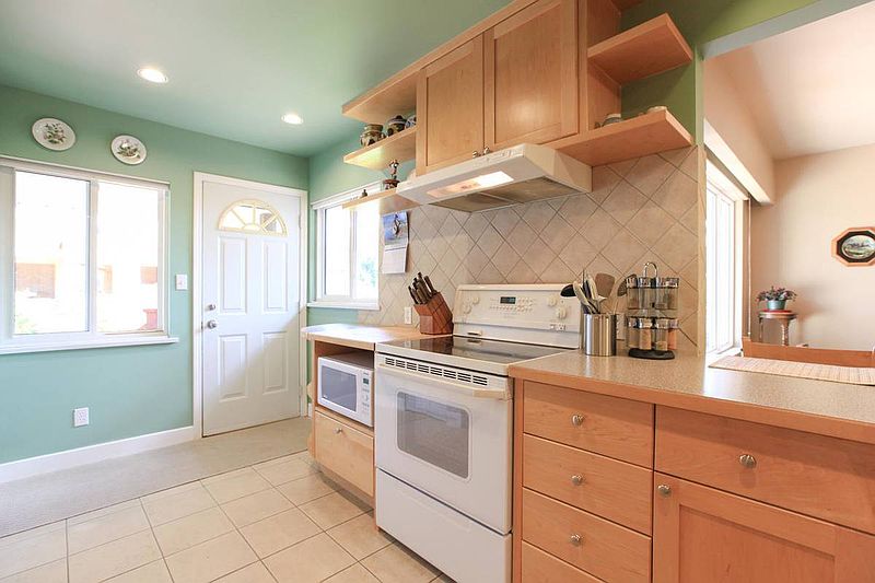 Burnaby House for rent - 3 Bedrooms — photo 18