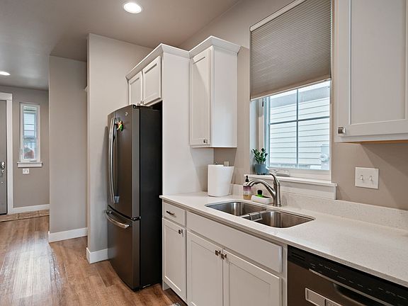 3rd image of 3083 Lori Ln