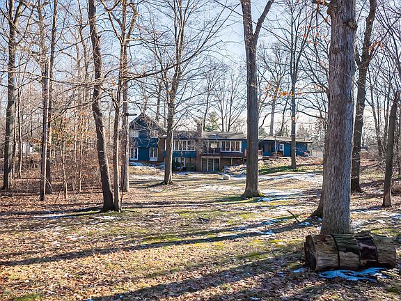 3rd image of 333 N Circle Dr