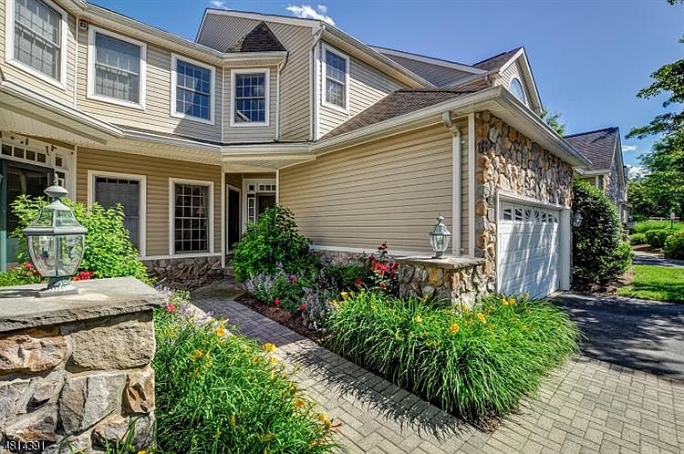 1st image of 4 Oakmont Ct