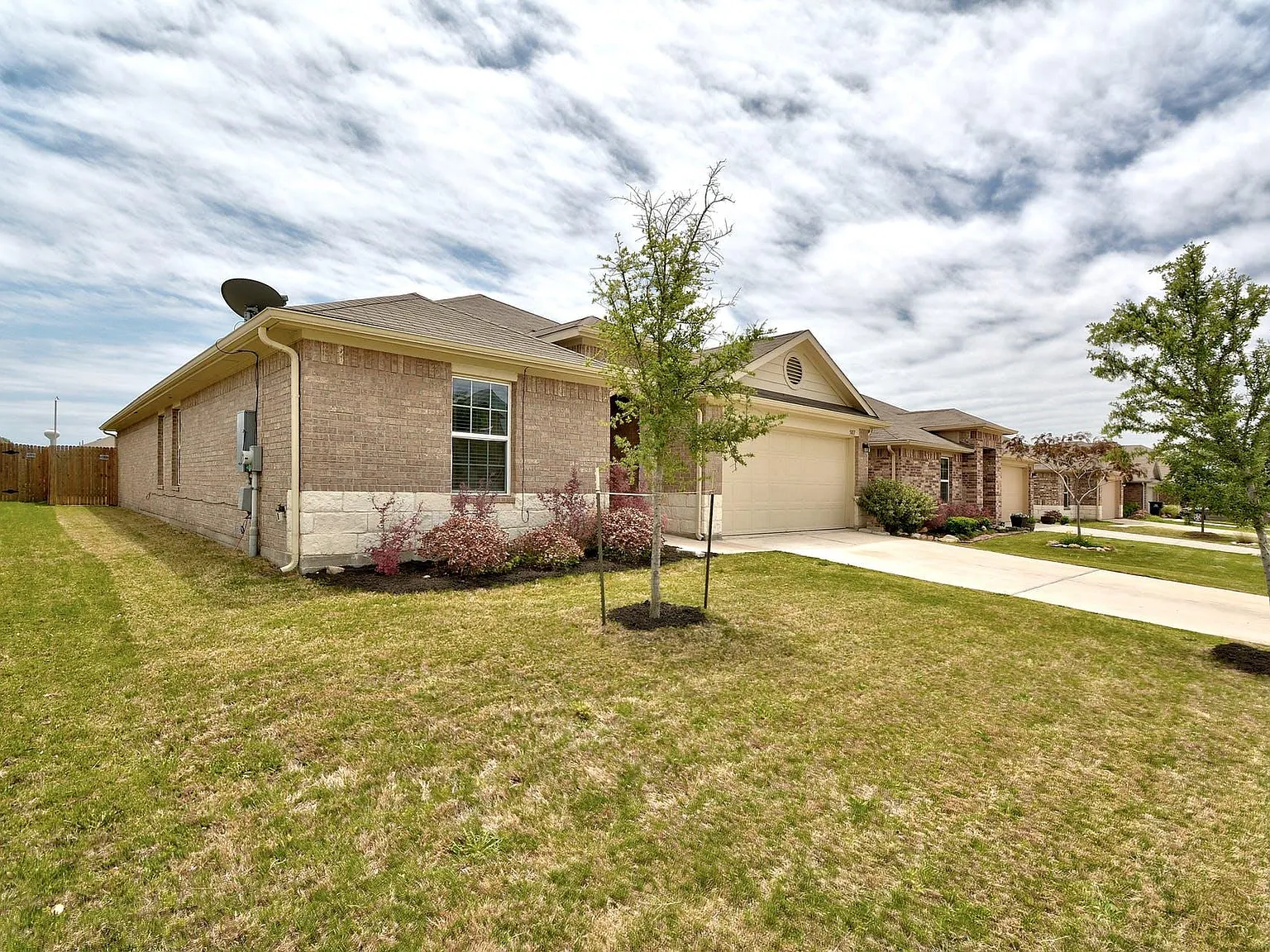 4 bed, 2.5 bath, 2047 sqft, $2,050 — Photo 2
