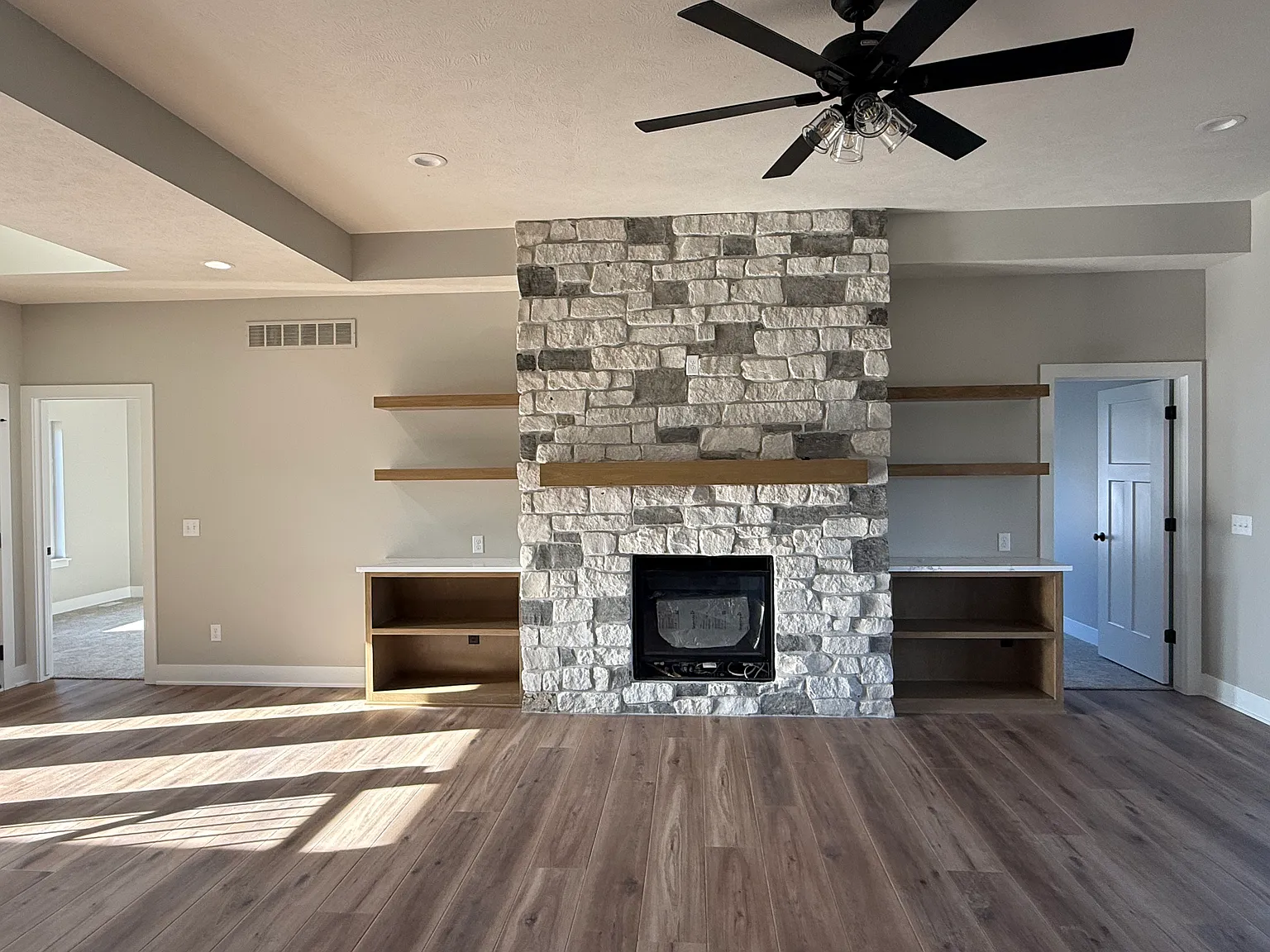 5 bed, 3050 sqft, $3,950 — Photo 2