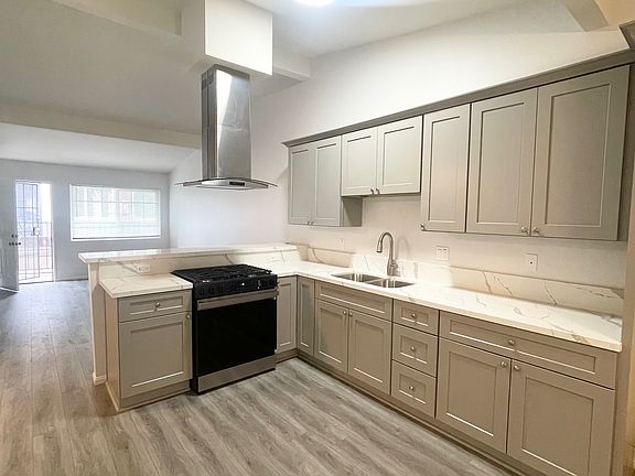 5th image of 911 N Vineyard Ave #D