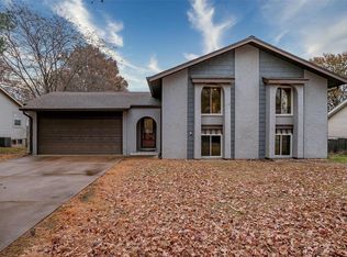 2320 Pheasant Run Dr, Maryland Heights, MO
