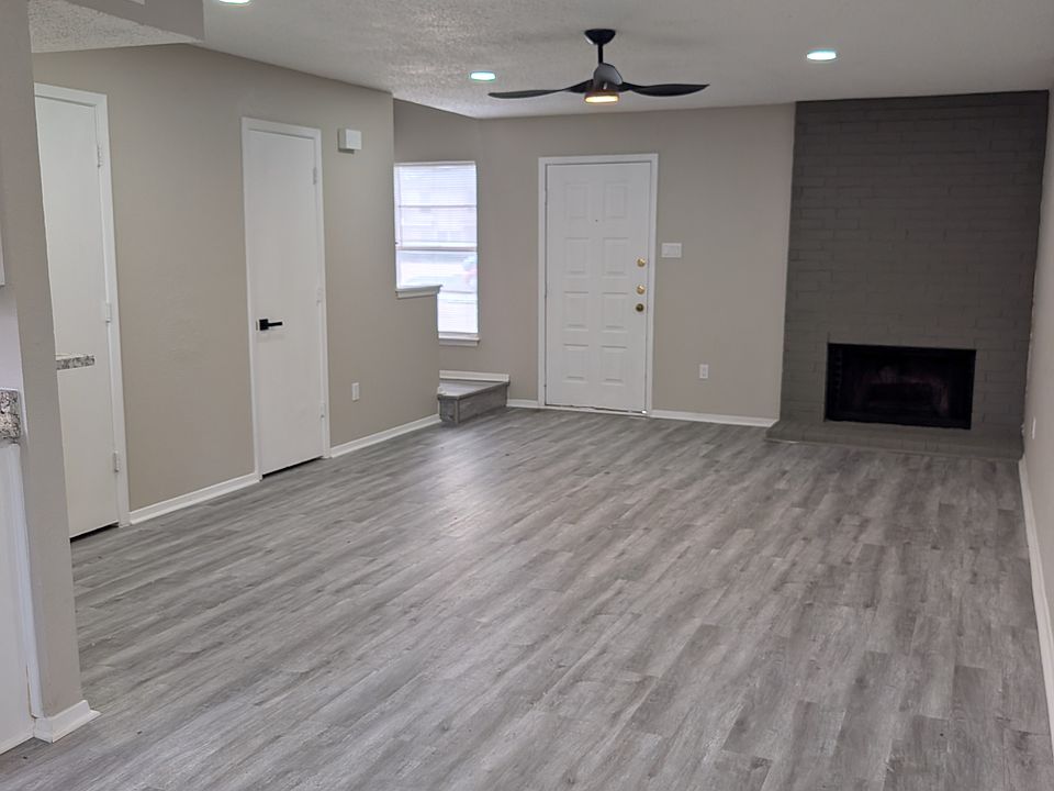 1st image of 322 Cambridge Dr