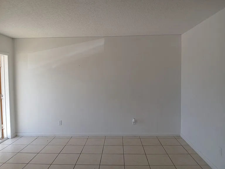 1360 Carlton Ct — Photo 5
