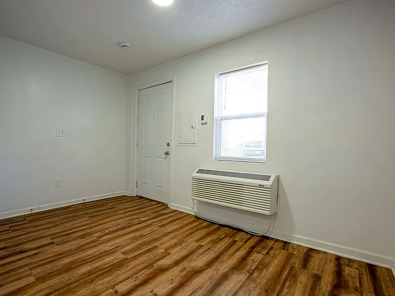 2415 E St — Photo 4