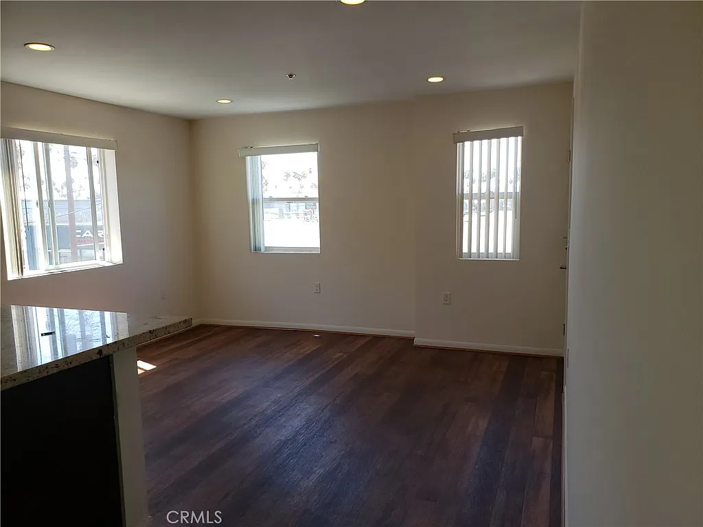 2 bed, 1000 sqft, $2,500 — Photo 3