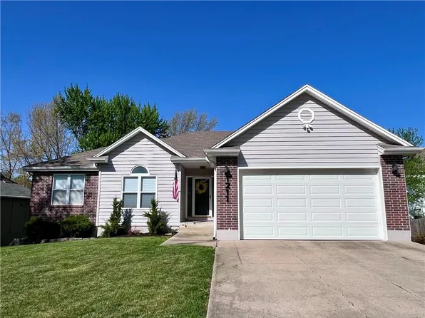 1211 NE Cardinal Cir, Lees Summit, MO 64064