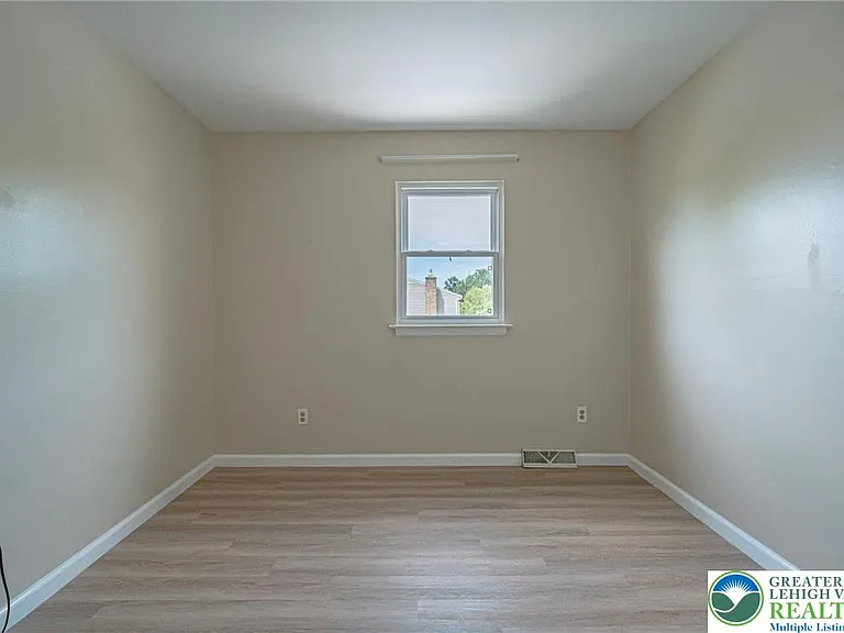 5650 Greens Dr — Photo 17