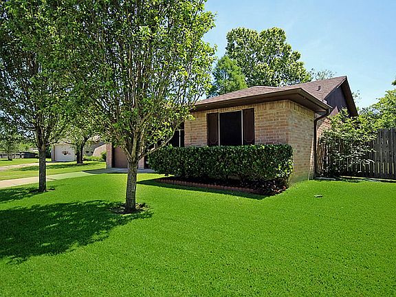 3rd image of 1015 W Brompton Dr
