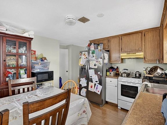 3rd image of 596 Ash St