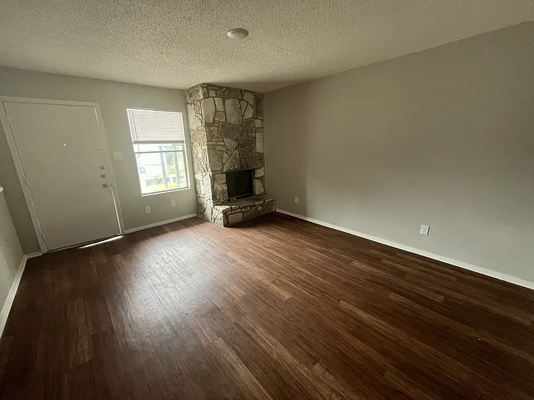 817 Bracewood Cir #B — Photo 2