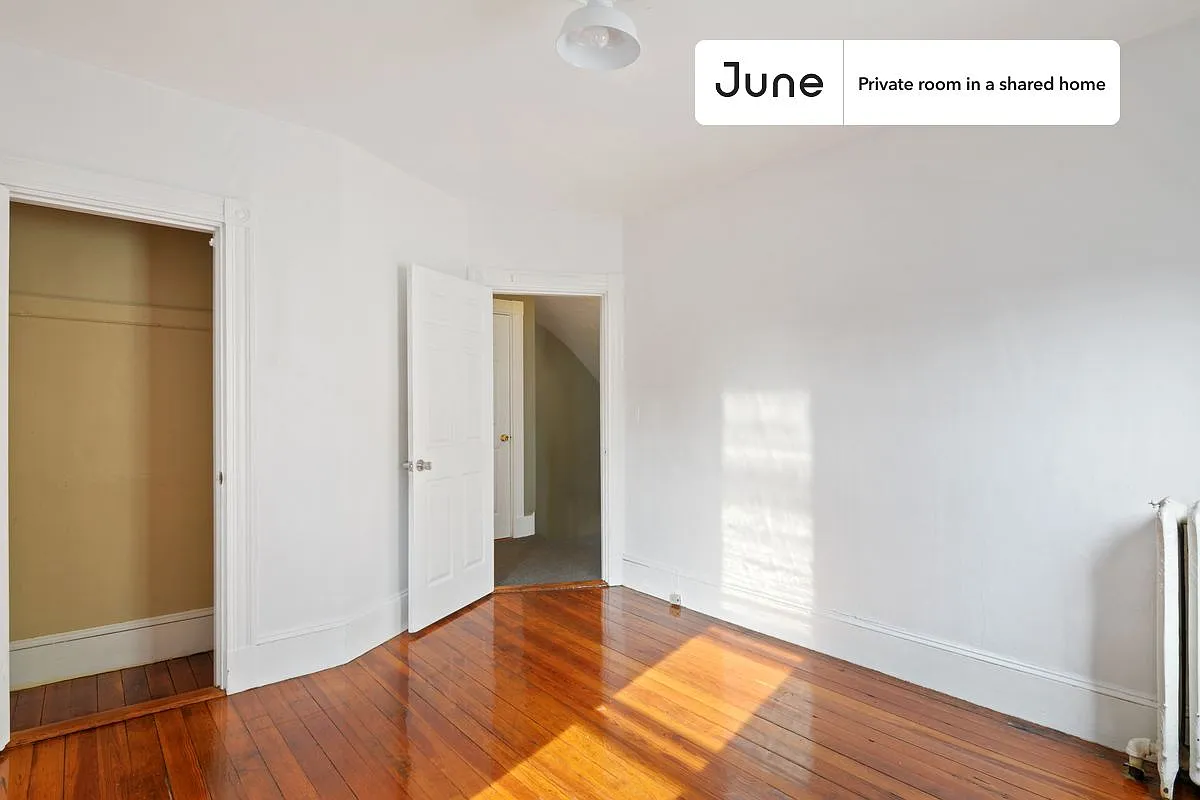 Queen bedroom in 6 bed/2 bath home in Allston #539 A — Photo 3
