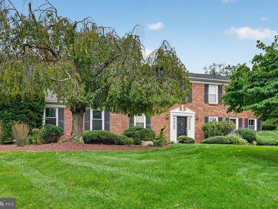 1st image of 2 Tracey Dr