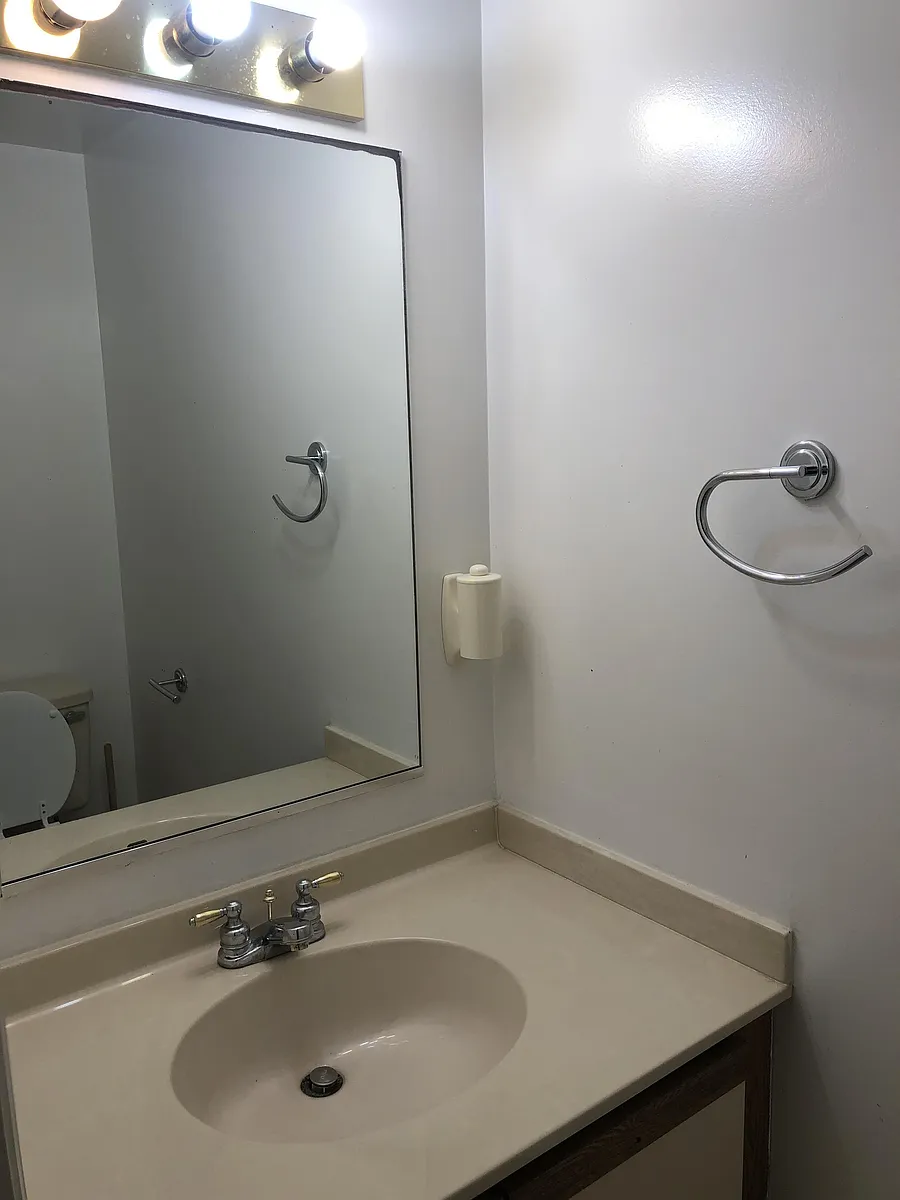 Building Photo - 124 Pickwick Pl #1