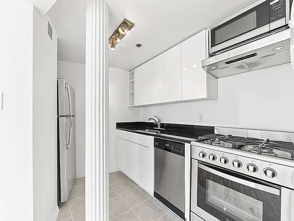 4th image of 67 E 11th St APT 520