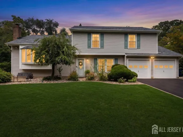 102 Fawn Dr, Matawan, NJ 07747
