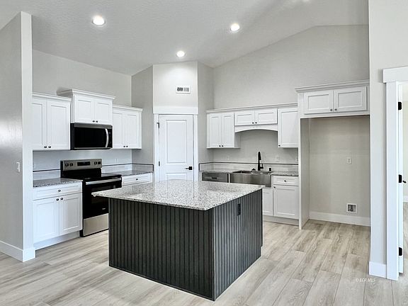 3rd image of 565 Blackstone Dr