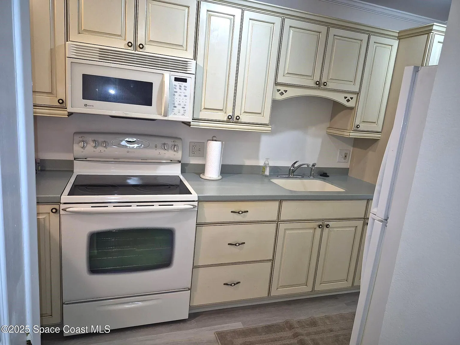 2 bed, 2.0 bath, 895 sqft, $1,600 — Photo 2