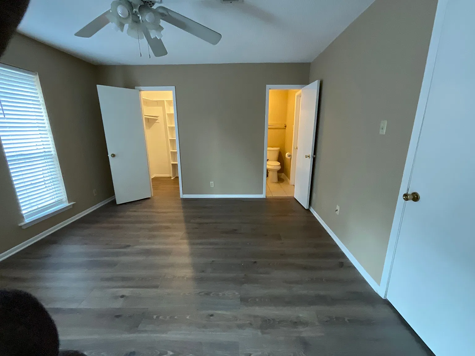 fully renovated Large 2 Bedroom and 2 Bath Apartment with 2 car garage and a privet fenced Back yard — Photo 4