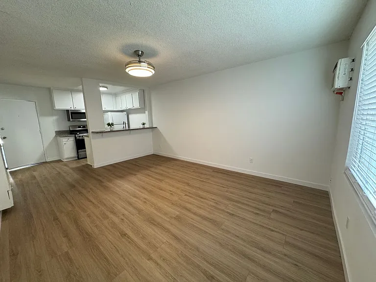 14220 Burbank Blvd — Photo 22