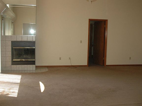 4th image of 2093 Saint Martins Dr E