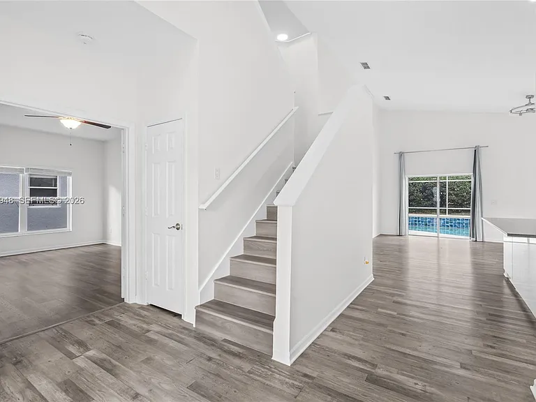 434 Castlemain Cir — Photo 8