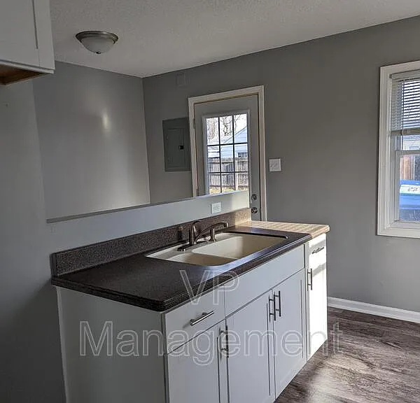 2902 W 70th St — Photo 4
