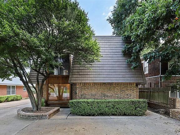 2nd image of 1823 Hillcrest St #1823