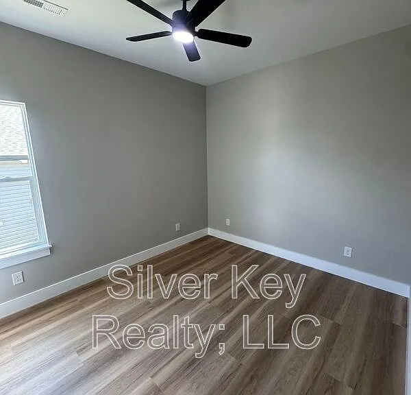 918 Stratford Ave — Photo 7
