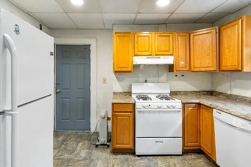 4 bed, 2.0 bath, 979 sqft, $450 — Photo 3
