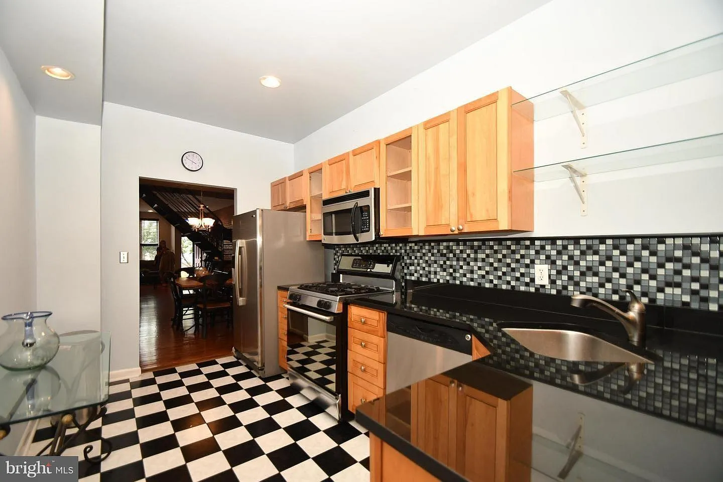 2811 Hudson St — Photo 3